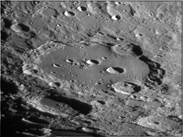 Clavius z značilno linijo kraterjev.