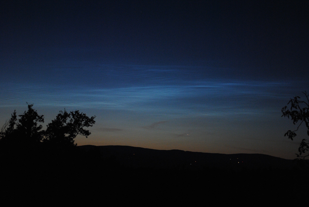 Nočno svetleči oblaki, posneti oktog 22.15 LT. Čas osvetlitve: 2,5 s, ISO 800. Foto: Danilo Žmegač